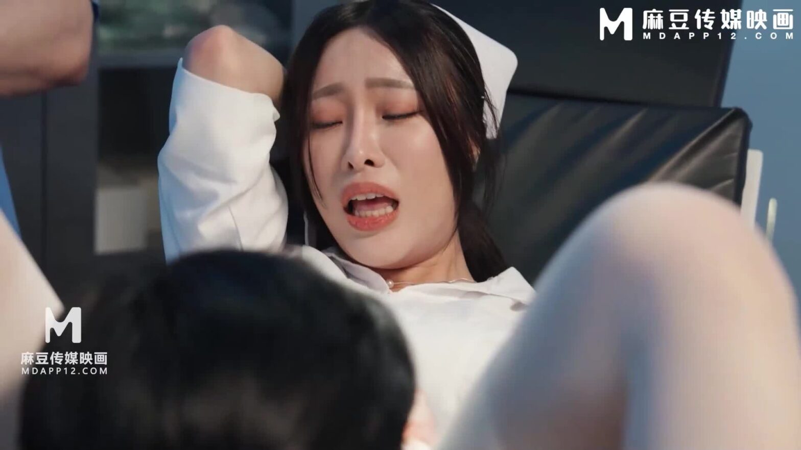 Dàn bác sĩ dâm củ khoai khám bím nắc tập thể nhân viên múp